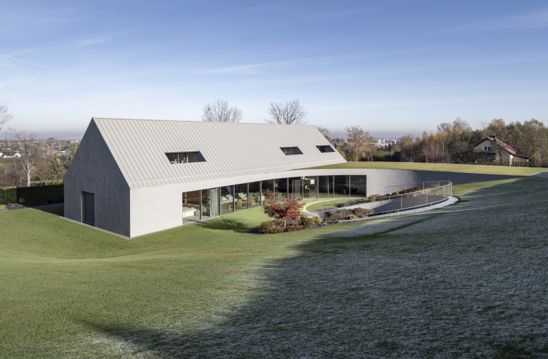 Дом остроконечной формы на склоне "Yaw House", Польша