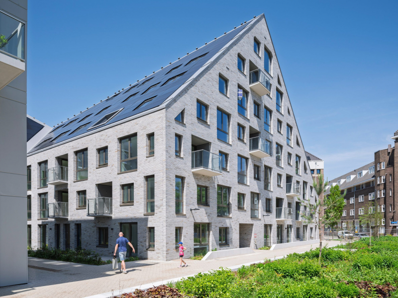 MVRDV завершает строительство дома в Эйндховене с угловатыми крышами