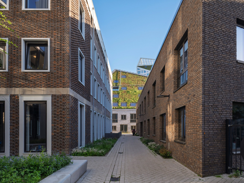 MVRDV завершает строительство дома в Эйндховене с угловатыми крышами