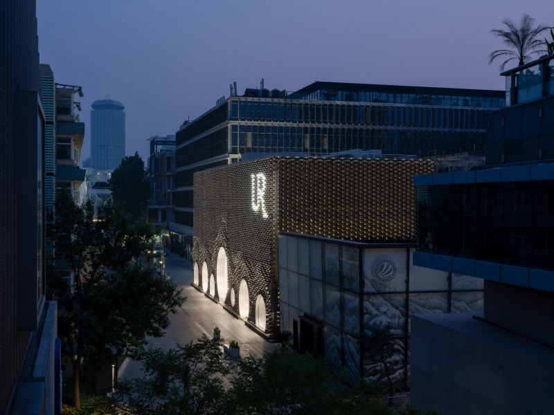 MVRDV обернуло в пекинскую черепицу флагманский магазин модной одежды